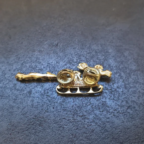 Vintage 1965 Peanuts Santa Sleigh Brooch Starline Gold Tone Enamel Christmas Pin - Picture 2 of 4
